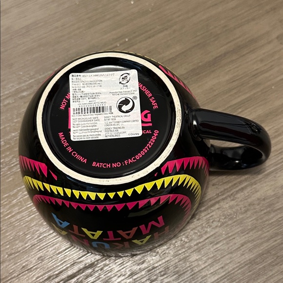Disney Hakuna Matata Lion King 20oz Black Latte Mug with Yellow Interior - Picture 4 of 5